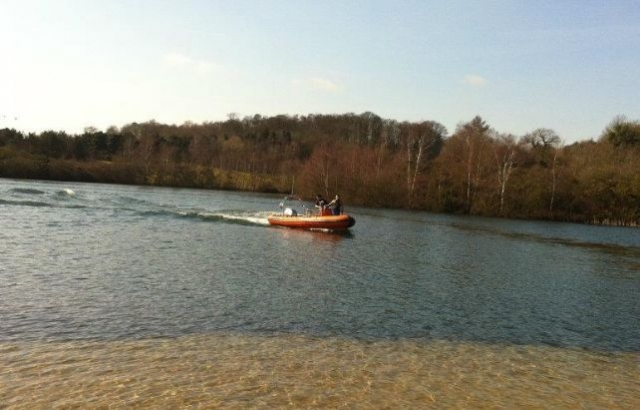  Lancha motora en el lago 